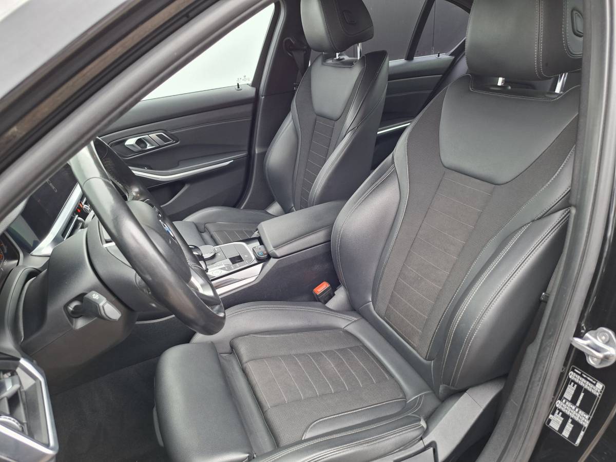 BMW 3 Serie BMW 3-serie 320i Executive Edition Carplay Sport Leder