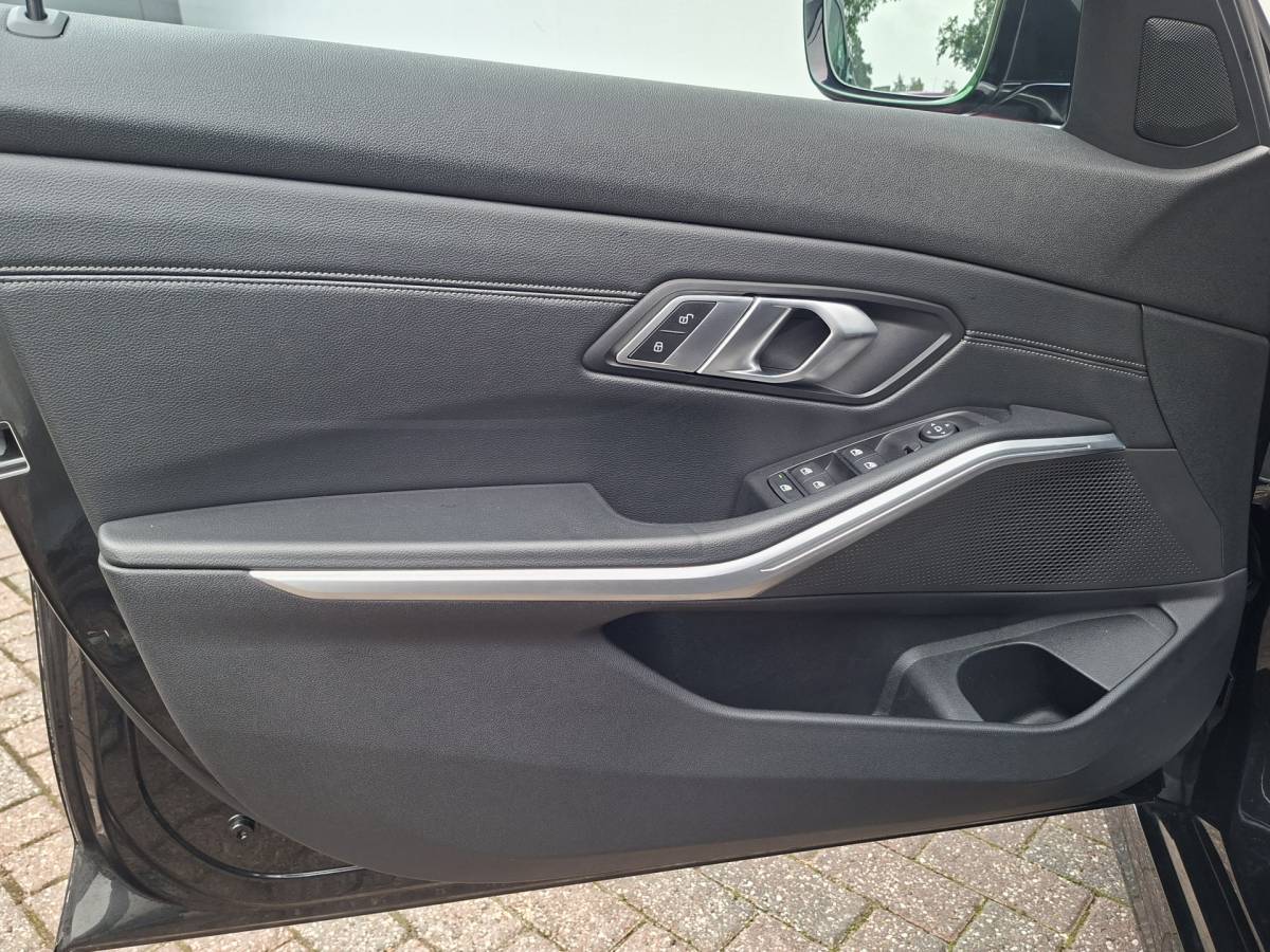 BMW 3 Serie BMW 3-serie 320i Executive Edition Carplay Sport Leder
