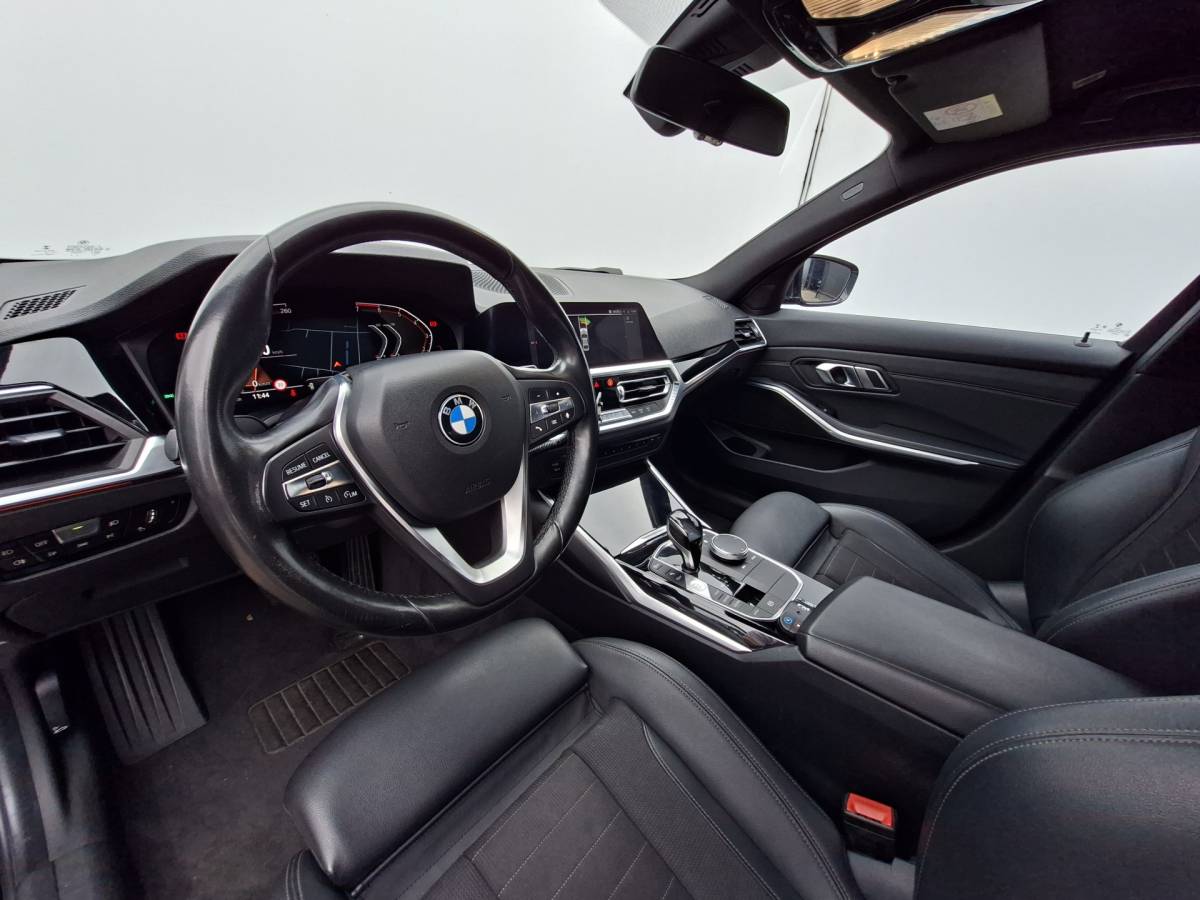 BMW 3 Serie BMW 3-serie 320i Executive Edition Carplay Sport Leder
