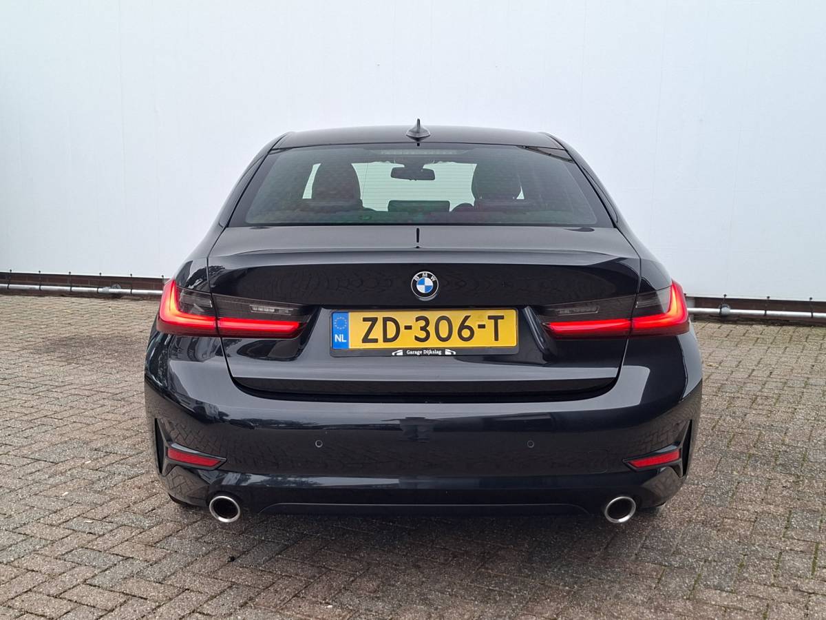 BMW 3 Serie BMW 3-serie 320i Executive Edition Carplay Sport Leder