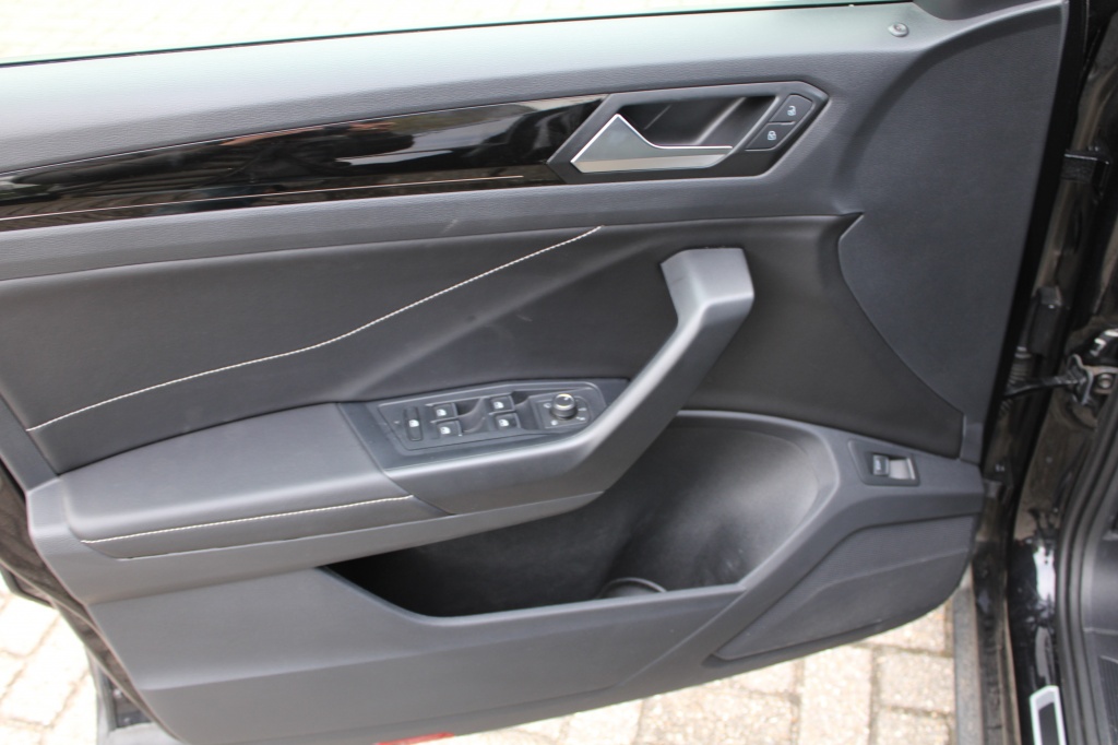 Volkswagen T-Roc Volkswagen T-Roc 1.5 TSI R-Line DSG Black Style Pano/Virtual/Navi “RIJKLAARPRIJS”