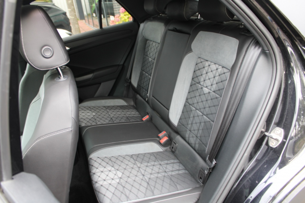 Volkswagen T-Roc Volkswagen T-Roc 1.5 TSI R-Line DSG Black Style Pano/Virtual/Navi “RIJKLAARPRIJS”
