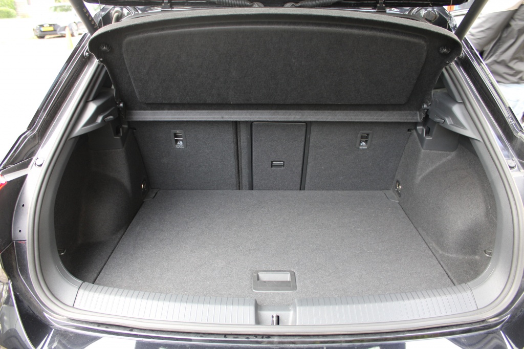 Volkswagen T-Roc Volkswagen T-Roc 1.5 TSI R-Line DSG Black Style Pano/Virtual/Navi “RIJKLAARPRIJS”