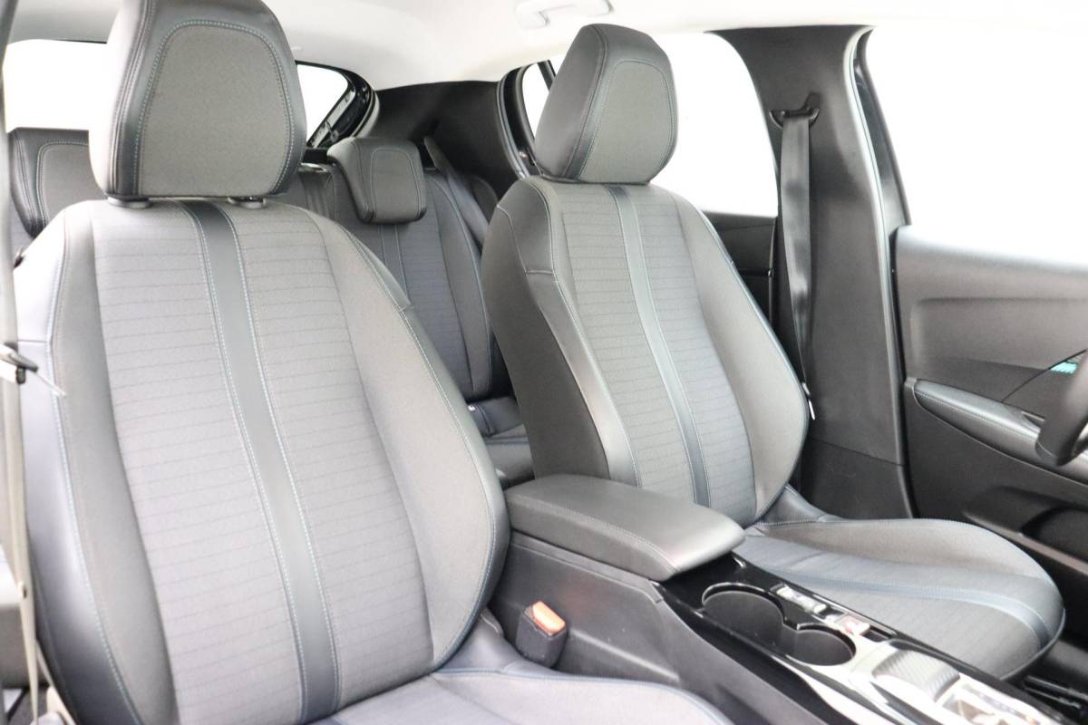 Peugeot 208 Peugeot 208 1.2 PureTech Allure  100 PK | Automaat | Camera | Cruise Control | Airco | Navigatie | Licht metalen velgen | Voorraad | 1e eigenaar | Dealer onderhouden
