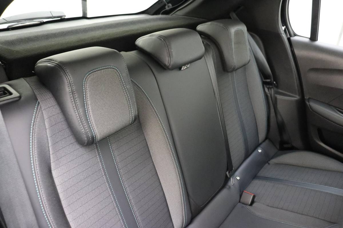 Peugeot 208 Peugeot 208 1.2 PureTech Allure  100 PK | Automaat | Camera | Cruise Control | Airco | Navigatie | Licht metalen velgen | Voorraad | 1e eigenaar | Dealer onderhouden
