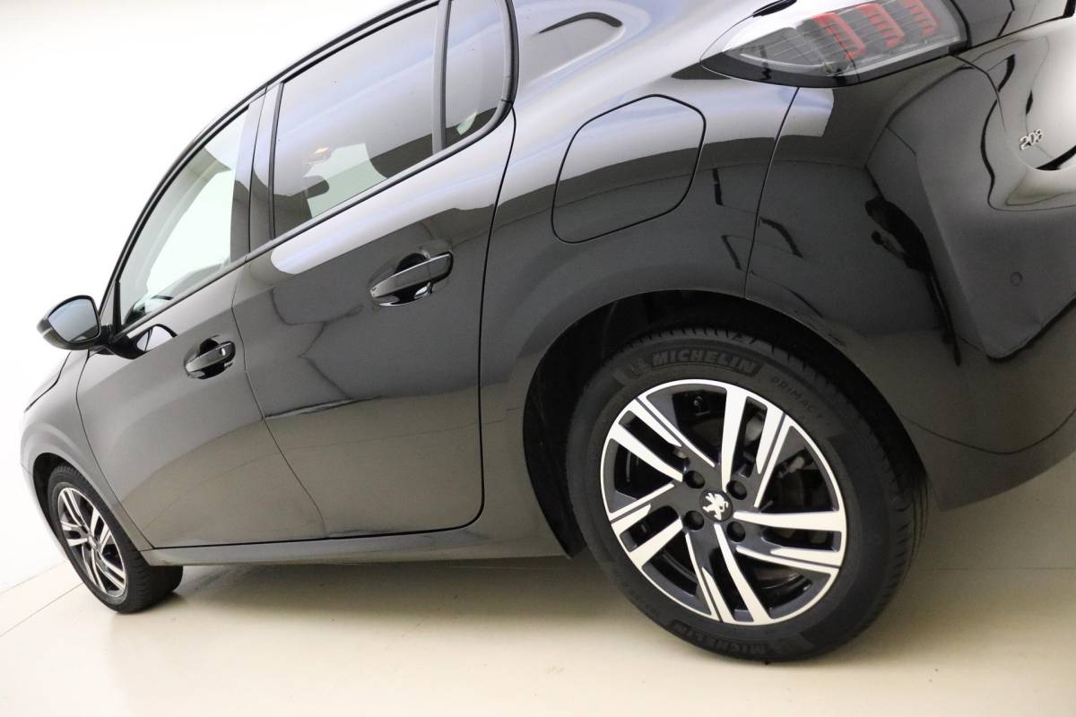 Peugeot 208 Peugeot 208 1.2 PureTech Allure  100 PK | Automaat | Camera | Cruise Control | Airco | Navigatie | Licht metalen velgen | Voorraad | 1e eigenaar | Dealer onderhouden