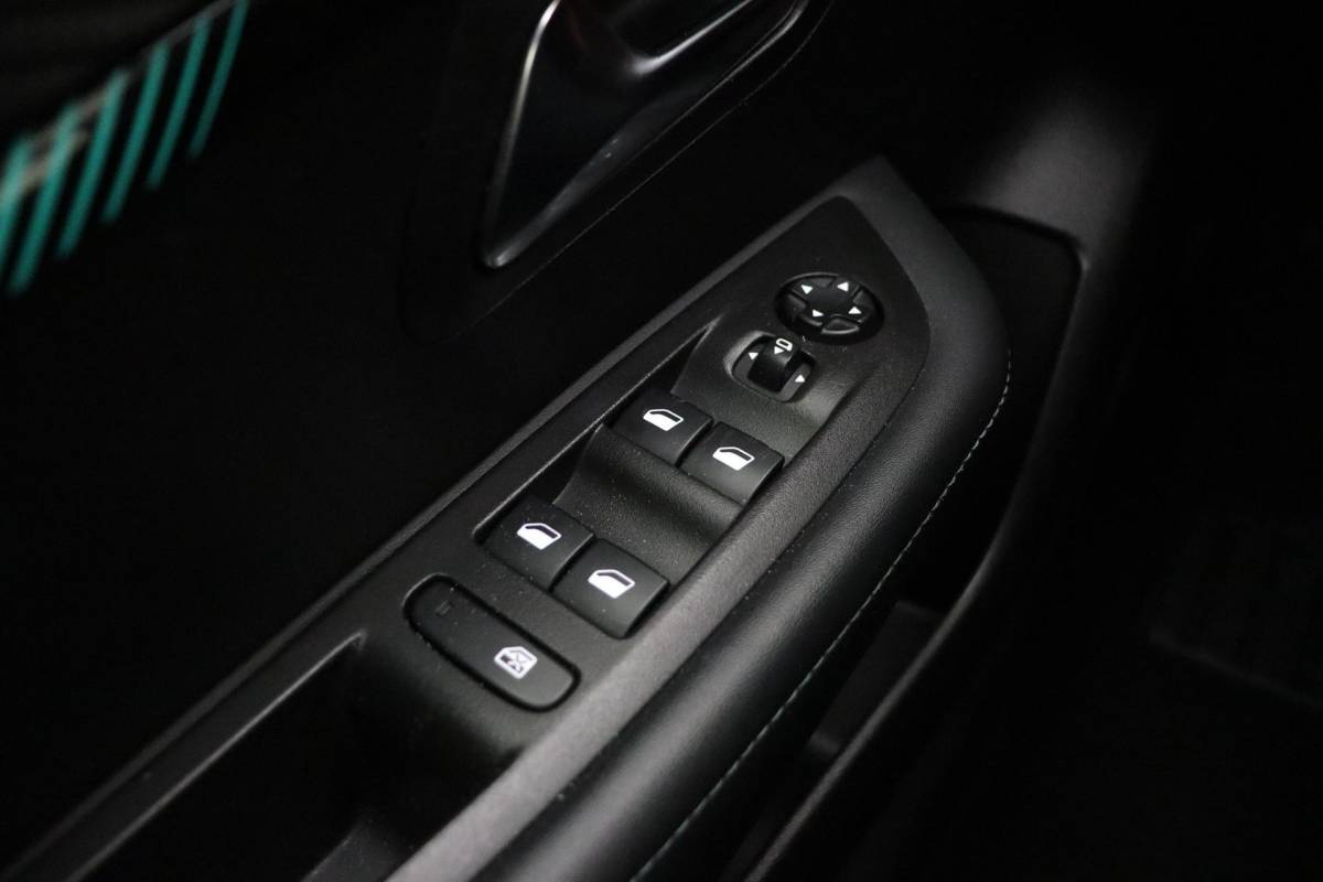 Peugeot 208 Peugeot 208 1.2 PureTech Allure  100 PK | Automaat | Camera | Cruise Control | Airco | Navigatie | Licht metalen velgen | Voorraad | 1e eigenaar | Dealer onderhouden