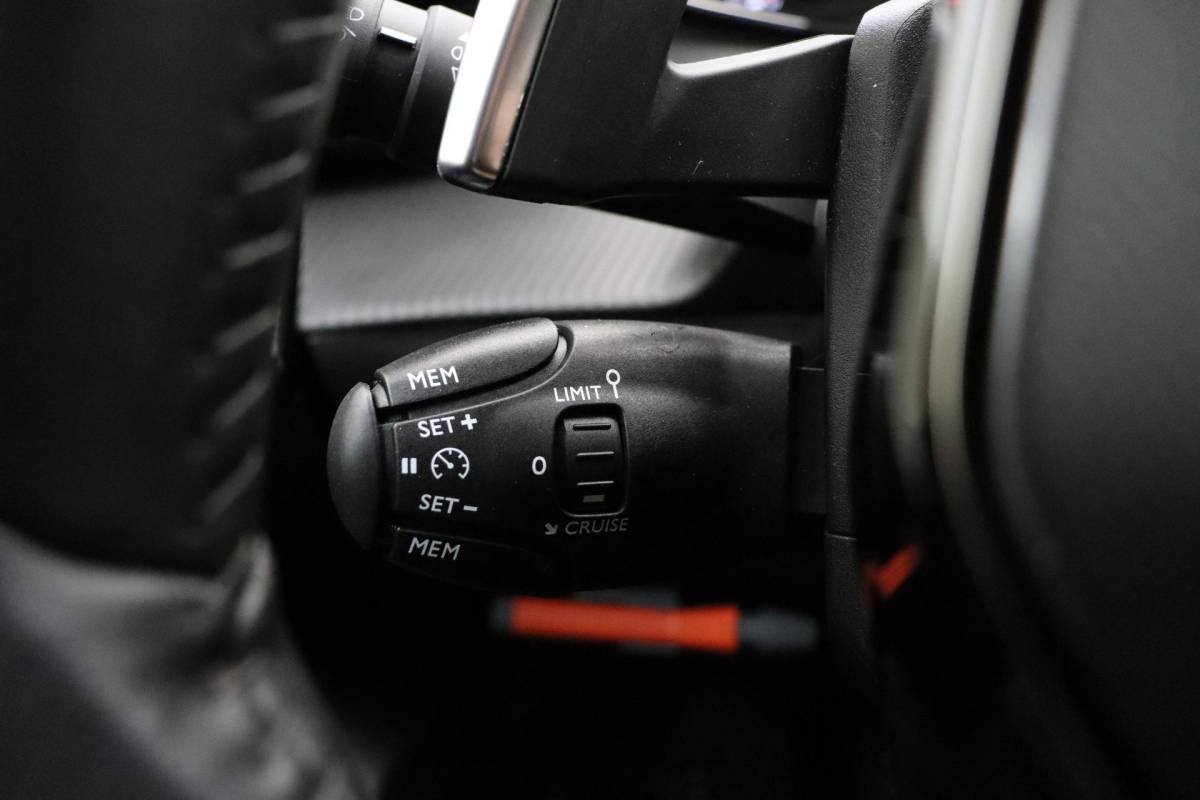 Peugeot 208 Peugeot 208 1.2 PureTech Allure  100 PK | Automaat | Camera | Cruise Control | Airco | Navigatie | Licht metalen velgen | Voorraad | 1e eigenaar | Dealer onderhouden
