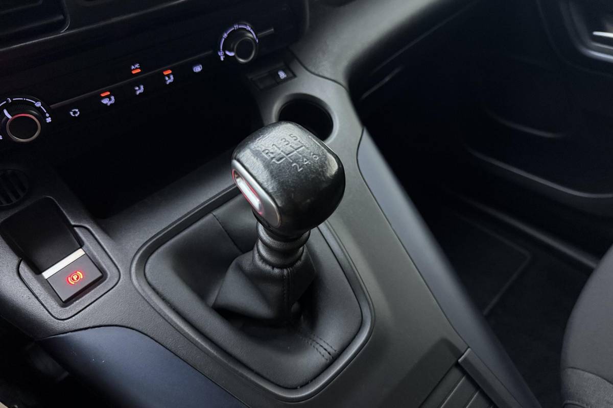 Peugeot Rifter Peugeot Rifter 1.2 Puretech GT-Line | Trekhaak | Navigatie | Automatische airco | Parkeersensoren | Apple carplay/Android auto | Lichtmetalen velgen |