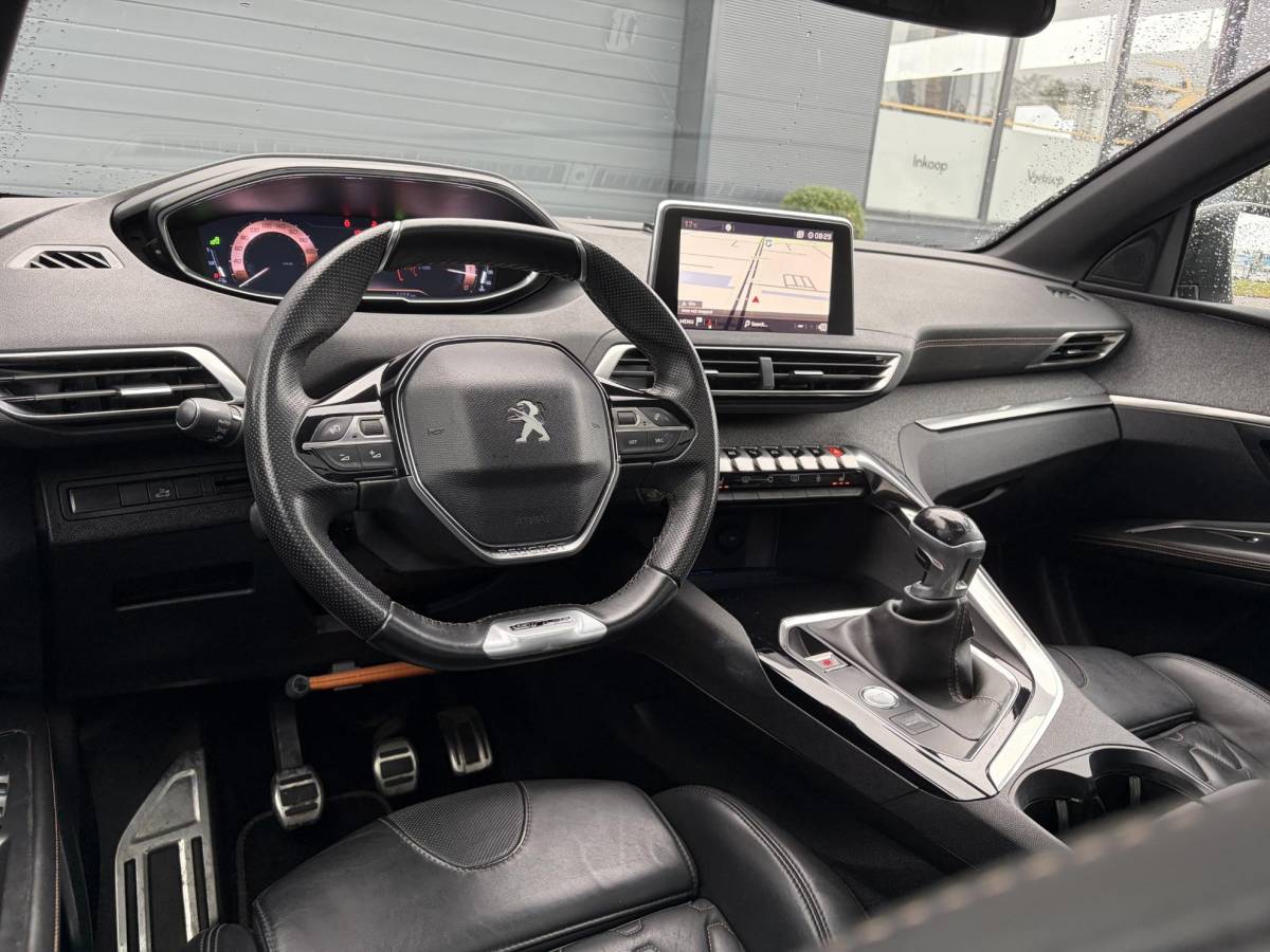Peugeot 3008 Peugeot 3008 1.2 PureTech GT Line ✓D-riem vv in 2026✓1e Eigenaar✓360 ° Camera✓Pano✓Massage stoel✓Draadloze telefoonlader✓Carplay✓Stoelvw✓Keyless✓Leder✓Navi✓Pdc V+A✓6 Bak✓Dealer Onderhouden✓Rijstrooksensor✓Dodehoeksensor✓19” Lmv✓N.A.P✓Apk tot 09-2027