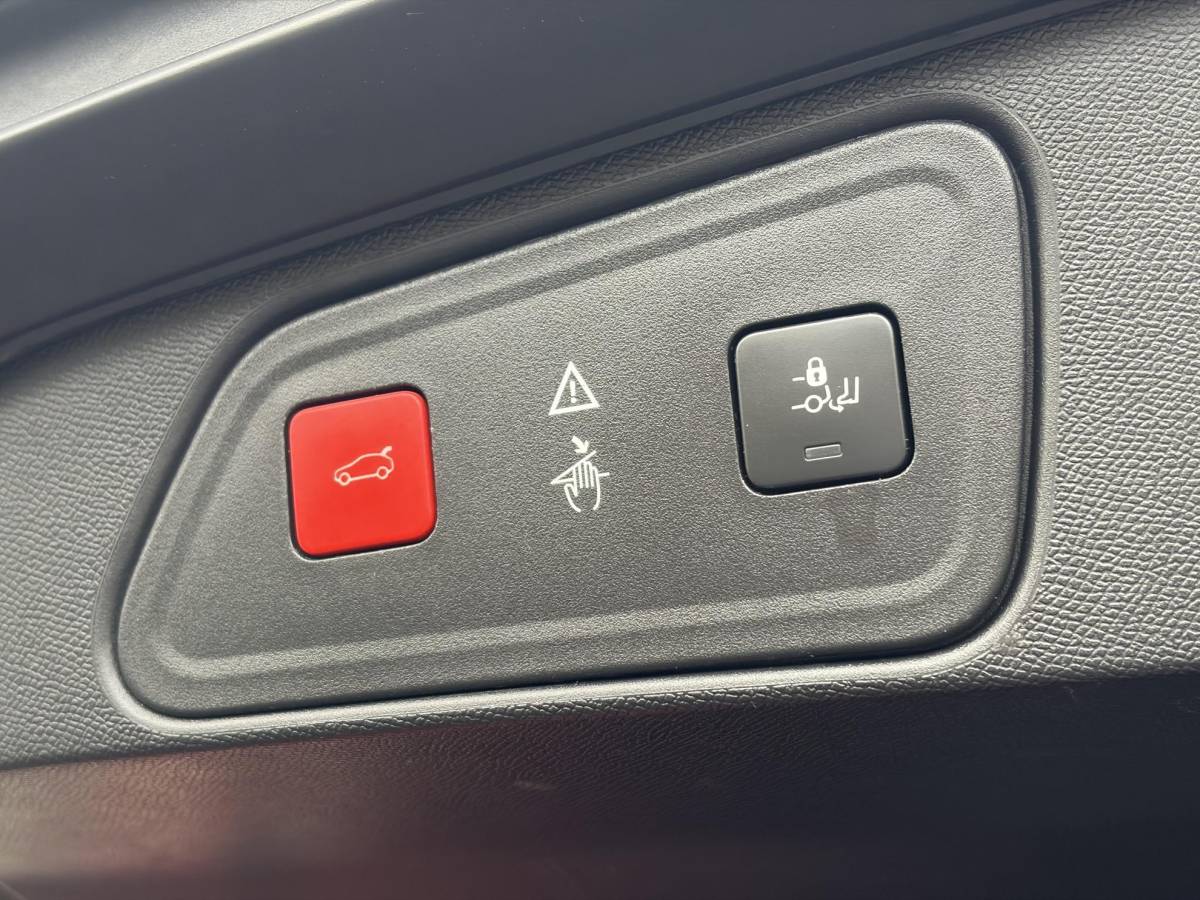 Peugeot 3008 Peugeot 3008 1.2 PureTech GT Line ✓D-riem vv in 2026✓1e Eigenaar✓360 ° Camera✓Pano✓Massage stoel✓Draadloze telefoonlader✓Carplay✓Stoelvw✓Keyless✓Leder✓Navi✓Pdc V+A✓6 Bak✓Dealer Onderhouden✓Rijstrooksensor✓Dodehoeksensor✓19” Lmv✓N.A.P✓Apk tot 09-2027