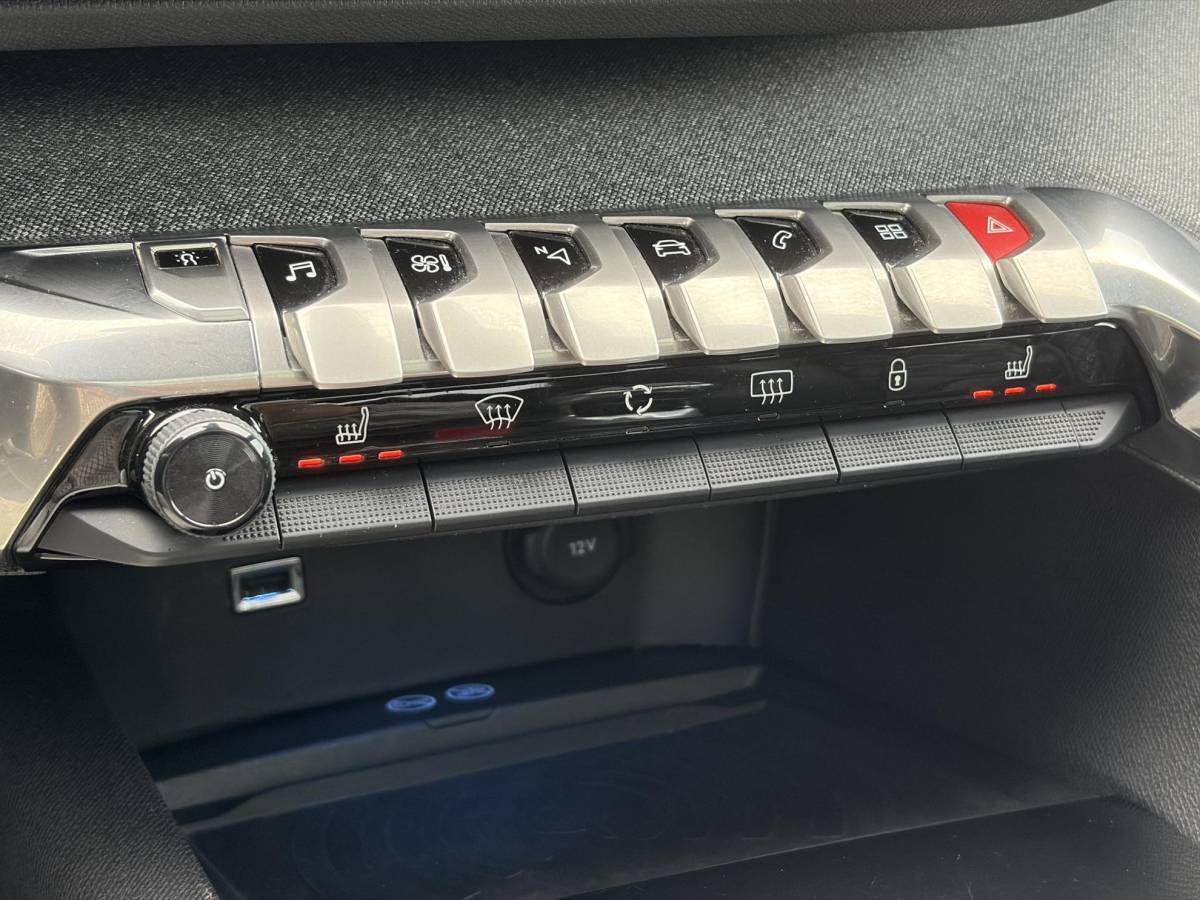 Peugeot 3008 Peugeot 3008 1.2 PureTech GT Line ✓D-riem vv in 2026✓1e Eigenaar✓360 ° Camera✓Pano✓Massage stoel✓Draadloze telefoonlader✓Carplay✓Stoelvw✓Keyless✓Leder✓Navi✓Pdc V+A✓6 Bak✓Dealer Onderhouden✓Rijstrooksensor✓Dodehoeksensor✓19” Lmv✓N.A.P✓Apk tot 09-2027