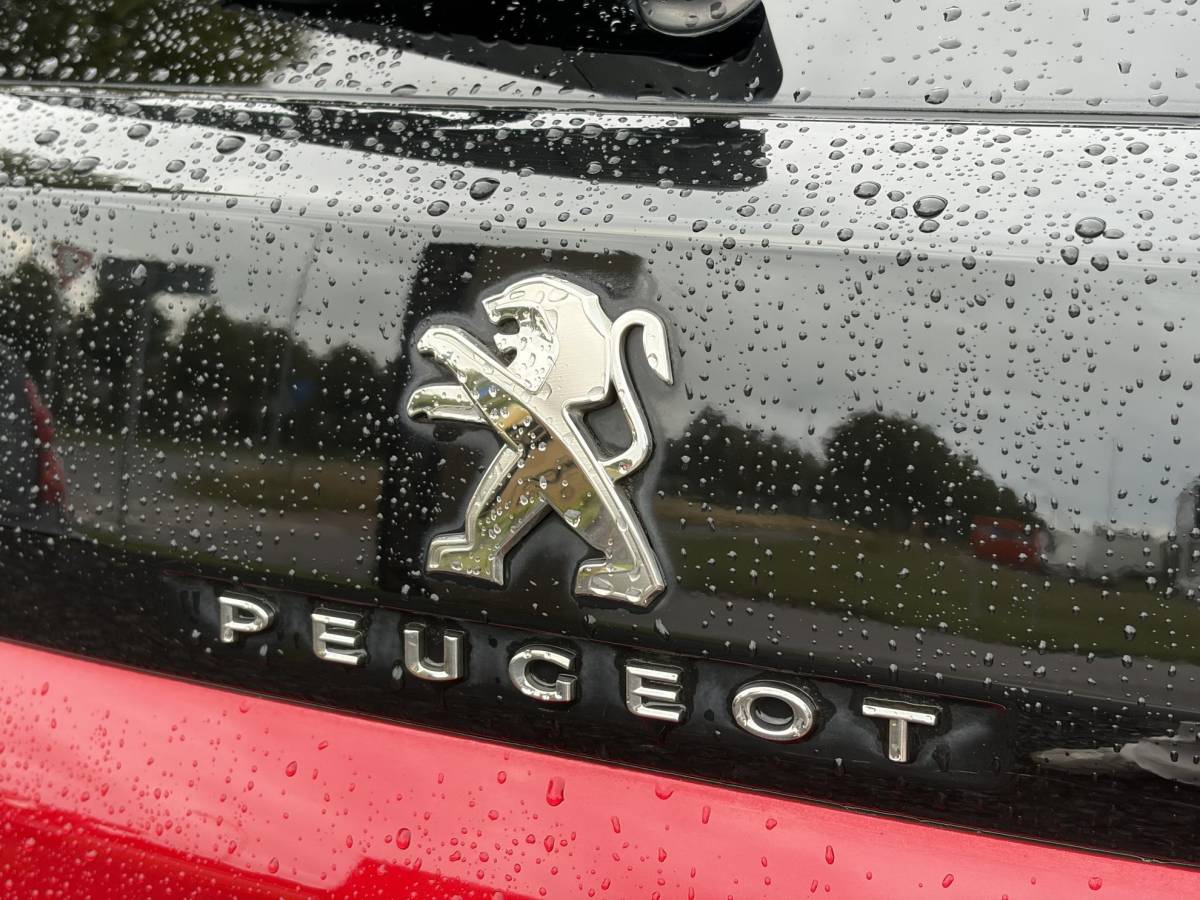 Peugeot 3008 Peugeot 3008 1.2 PureTech GT Line ✓D-riem vv in 2026✓1e Eigenaar✓360 ° Camera✓Pano✓Massage stoel✓Draadloze telefoonlader✓Carplay✓Stoelvw✓Keyless✓Leder✓Navi✓Pdc V+A✓6 Bak✓Dealer Onderhouden✓Rijstrooksensor✓Dodehoeksensor✓19” Lmv✓N.A.P✓Apk tot 09-2027