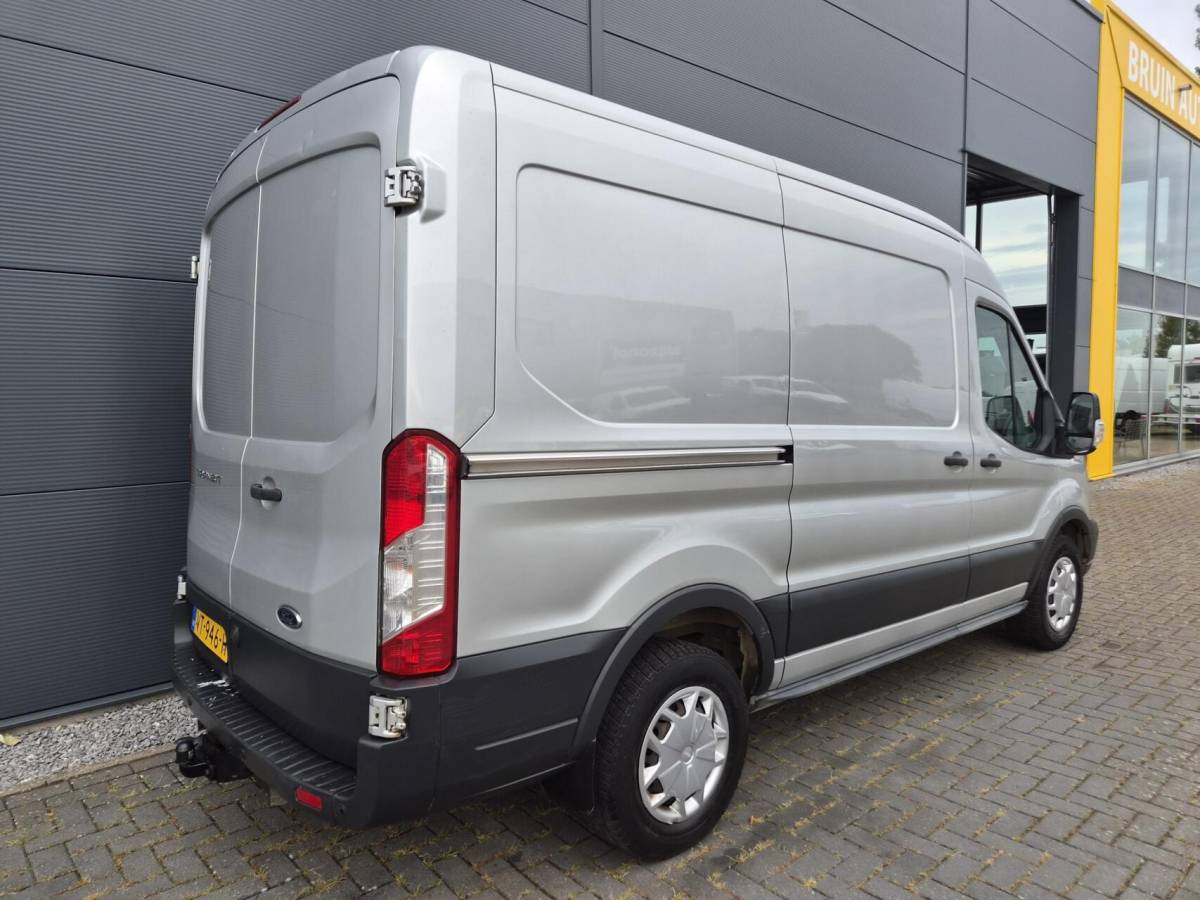 Ford Transit Ford Transit 2.2 TDCI L2H2  airco 3-zits 2700 kg trekken