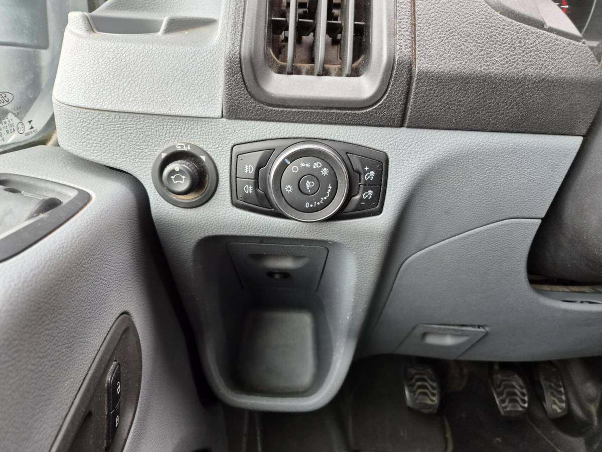 Ford Transit Ford Transit 2.2 TDCI L2H2  airco 3-zits 2700 kg trekken