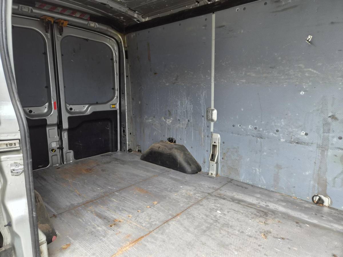 Ford Transit Ford Transit 2.2 TDCI L2H2  airco 3-zits 2700 kg trekken