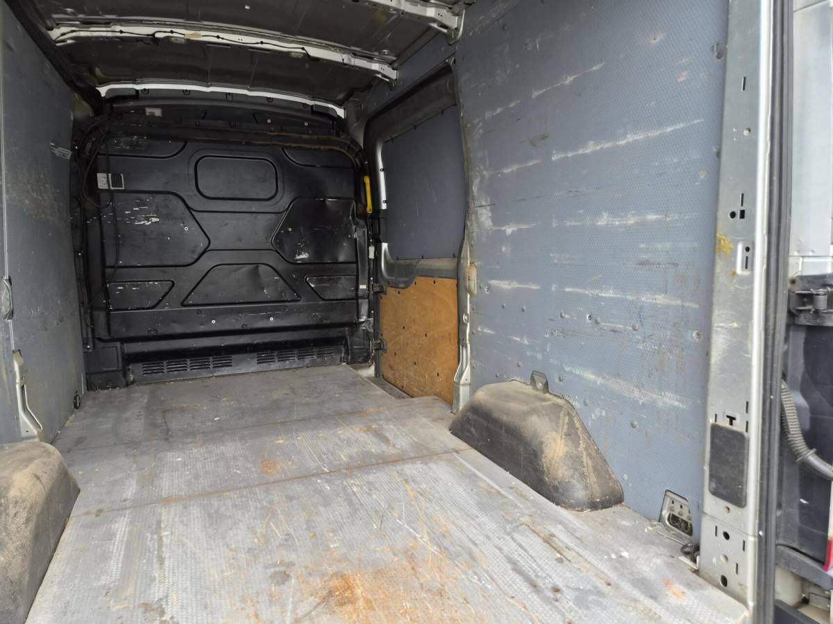 Ford Transit Ford Transit 2.2 TDCI L2H2  airco 3-zits 2700 kg trekken