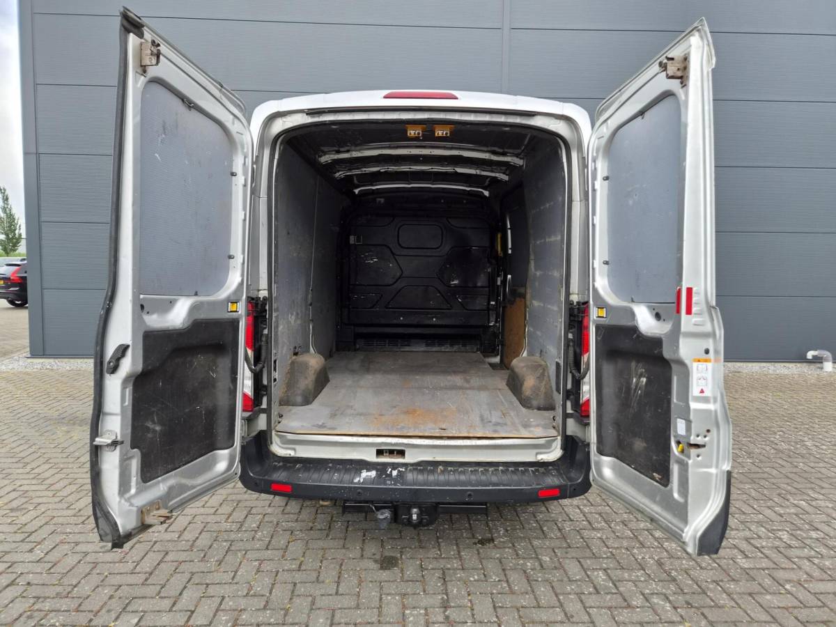 Ford Transit Ford Transit 2.2 TDCI L2H2  airco 3-zits 2700 kg trekken