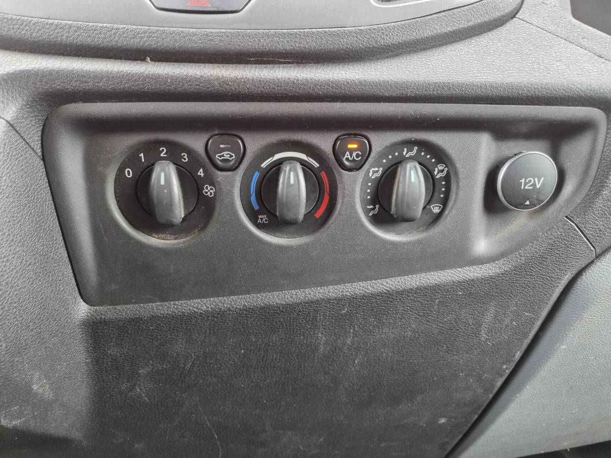 Ford Transit Ford Transit 2.2 TDCI L2H2  airco 3-zits 2700 kg trekken