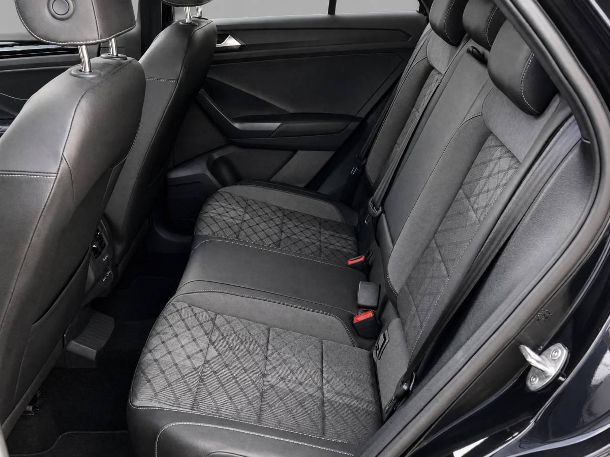 Volkswagen T-Roc Volkswagen T-Roc 1.5TSI/150PK R-Line Black Style DSG · Panoramadak · Apple/Android Car Play· Camera + Parkeersensoren · Stoelverwarming · 19” Velgen ·  Garantie t/m 07-07-2027