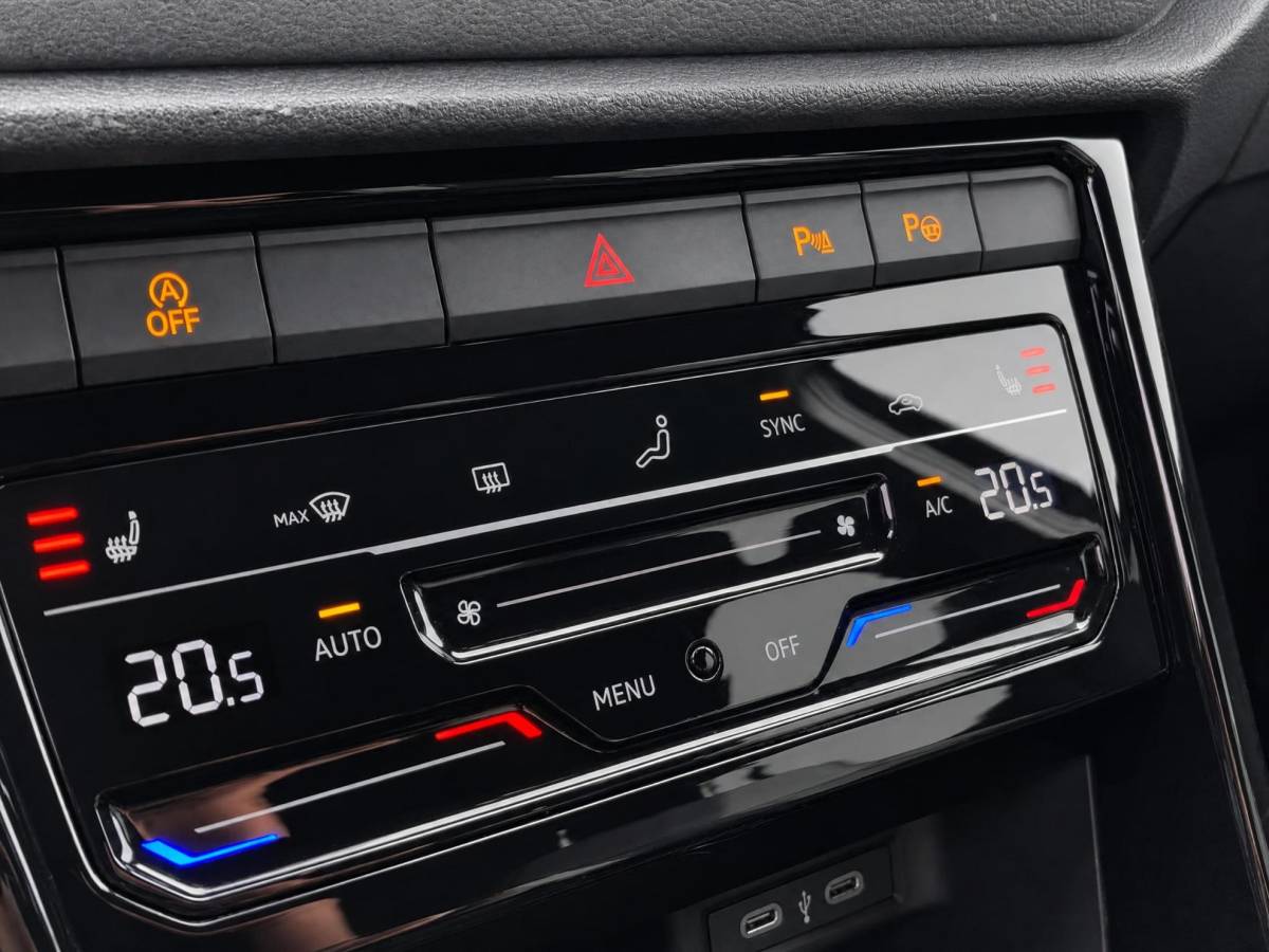 Volkswagen T-Roc Volkswagen T-Roc 1.5TSI/150PK R-Line Black Style DSG · Panoramadak · Apple/Android Car Play· Camera + Parkeersensoren · Stoelverwarming · 19” Velgen ·  Garantie t/m 07-07-2027