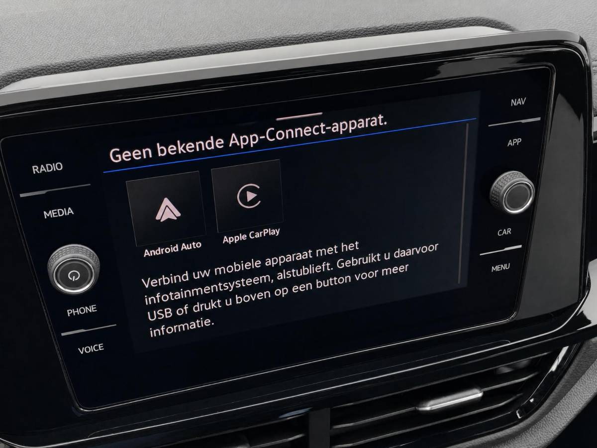 Volkswagen T-Roc Volkswagen T-Roc 1.5TSI/150PK R-Line Black Style DSG · Panoramadak · Apple/Android Car Play· Camera + Parkeersensoren · Stoelverwarming · 19” Velgen ·  Garantie t/m 07-07-2027