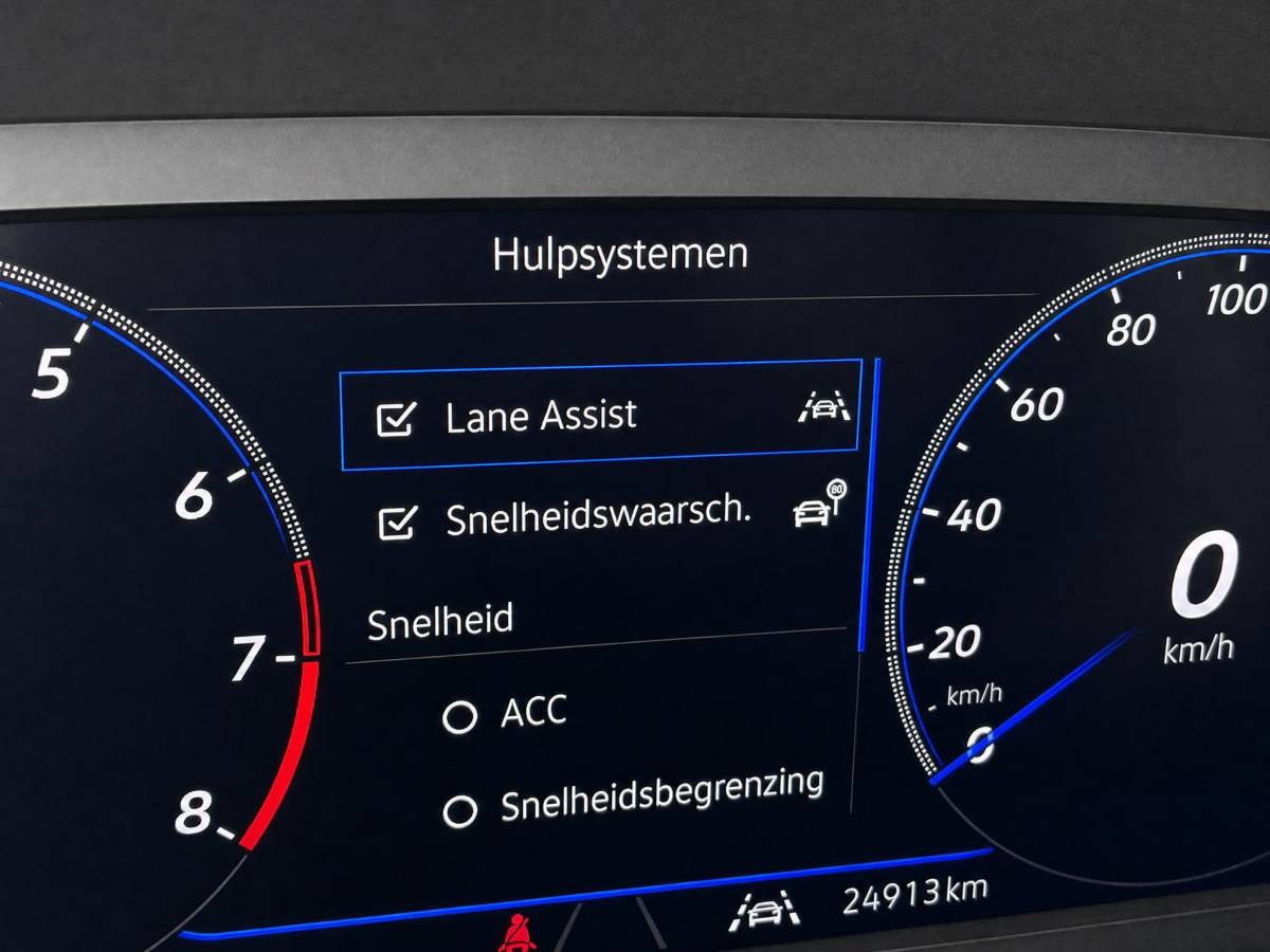 Volkswagen T-Roc Volkswagen T-Roc 1.5TSI/150PK R-Line Black Style DSG · Panoramadak · Apple/Android Car Play· Camera + Parkeersensoren · Stoelverwarming · 19” Velgen ·  Garantie t/m 07-07-2027