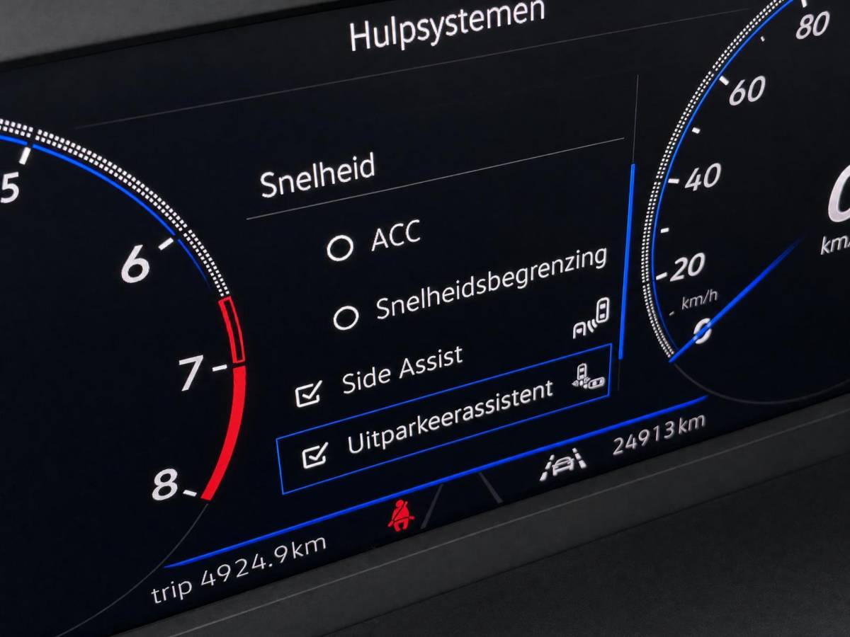 Volkswagen T-Roc Volkswagen T-Roc 1.5TSI/150PK R-Line Black Style DSG · Panoramadak · Apple/Android Car Play· Camera + Parkeersensoren · Stoelverwarming · 19” Velgen ·  Garantie t/m 07-07-2027