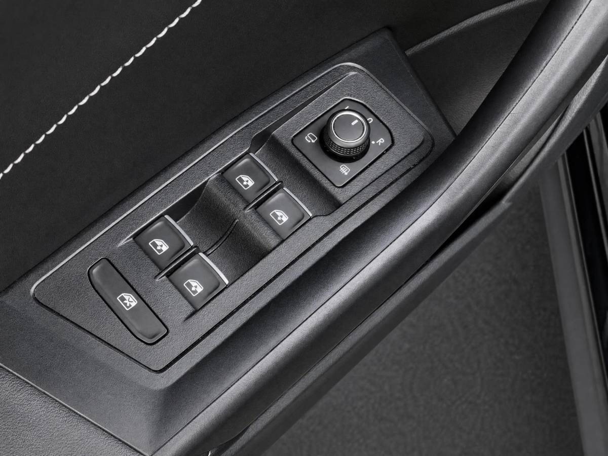 Volkswagen T-Roc Volkswagen T-Roc 1.5TSI/150PK R-Line Black Style DSG · Panoramadak · Apple/Android Car Play· Camera + Parkeersensoren · Stoelverwarming · 19” Velgen ·  Garantie t/m 07-07-2027