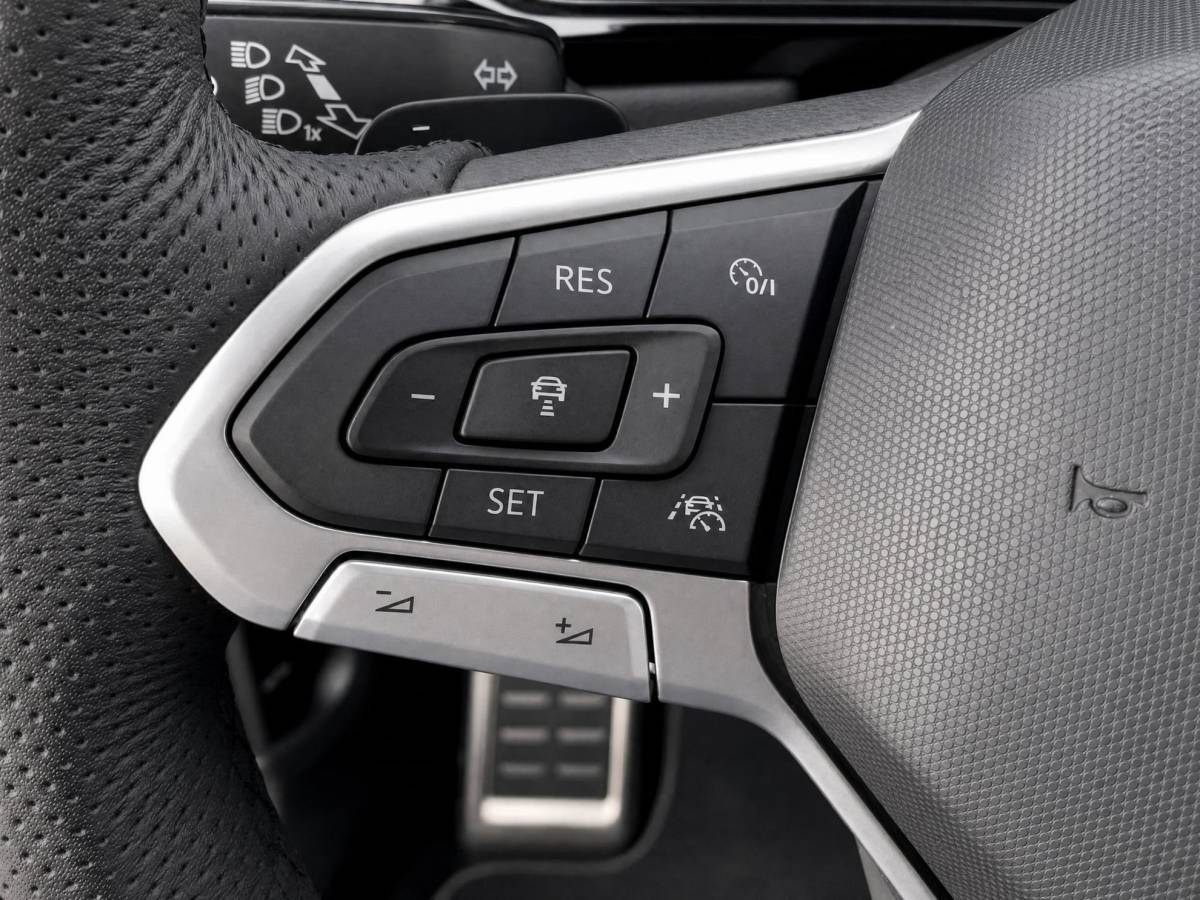 Volkswagen T-Roc Volkswagen T-Roc 1.5TSI/150PK R-Line Black Style DSG · Panoramadak · Apple/Android Car Play· Camera + Parkeersensoren · Stoelverwarming · 19” Velgen ·  Garantie t/m 07-07-2027