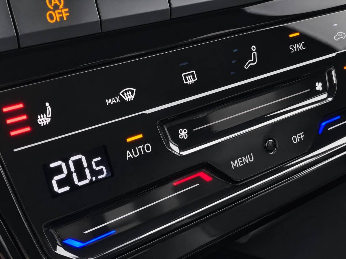 Volkswagen T-Roc Volkswagen T-Roc 1.5TSI/150PK R-Line Black Style DSG · Panoramadak · Apple/Android Car Play· Camera + Parkeersensoren · Stoelverwarming · 19” Velgen ·  Garantie t/m 07-07-2027