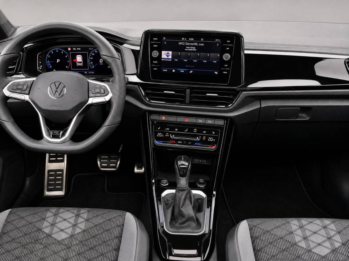 Volkswagen T-Roc Volkswagen T-Roc 1.5TSI/150PK R-Line Black Style DSG · Panoramadak · Apple/Android Car Play· Camera + Parkeersensoren · Stoelverwarming · 19” Velgen ·  Garantie t/m 07-07-2027