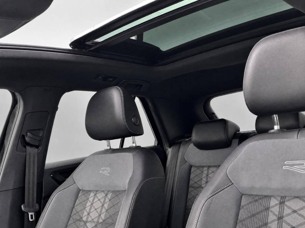 Volkswagen T-Roc Volkswagen T-Roc 1.5TSI/150PK R-Line Black Style DSG · Panoramadak · Apple/Android Car Play· Camera + Parkeersensoren · Stoelverwarming · 19” Velgen ·  Garantie t/m 07-07-2027