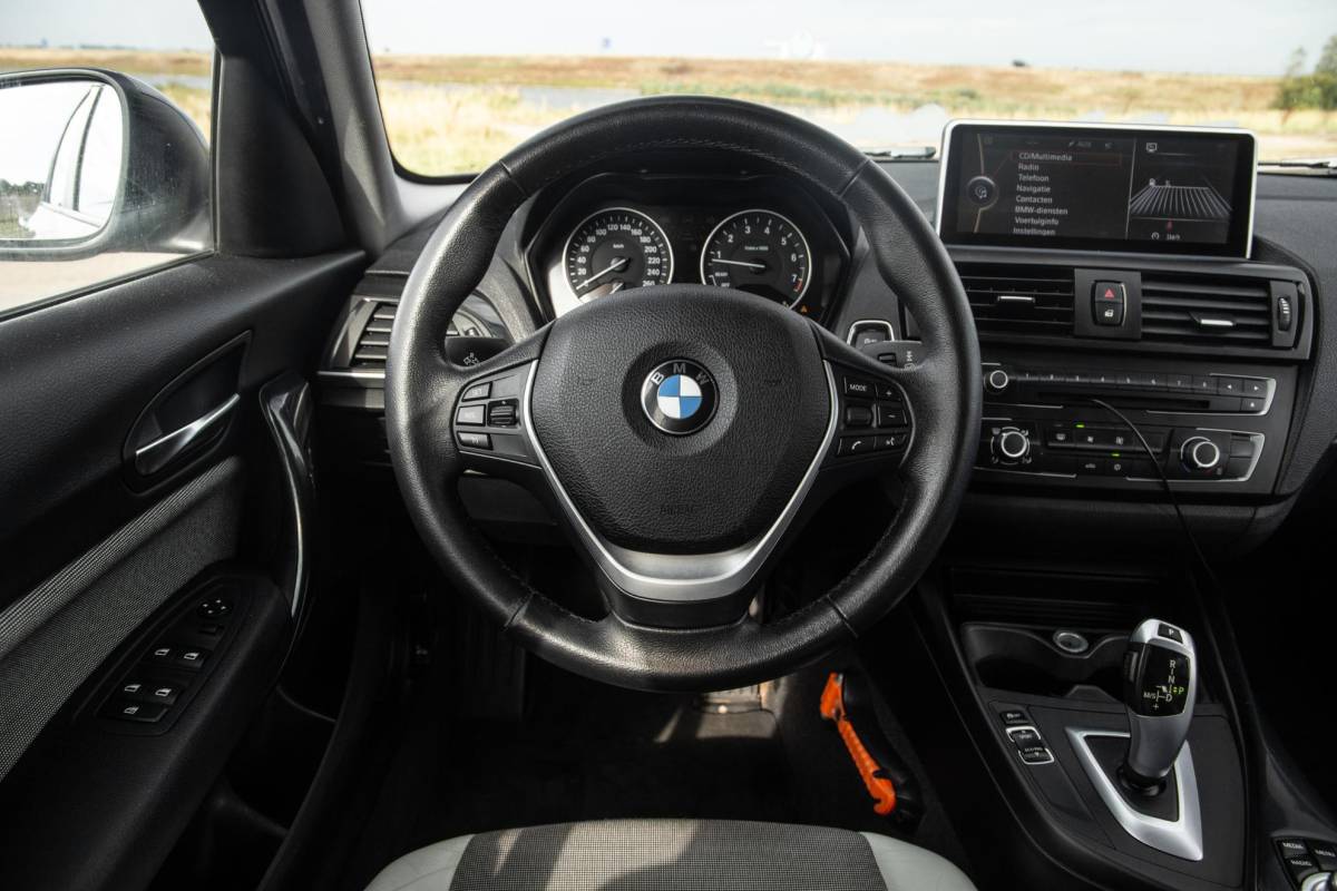 BMW 1 Serie BMW 1-serie 116i Business+ AUTOMAAT / CRUISE CONTROLE / BLACK LINE / AIRCO / CARPLAY / URBAN