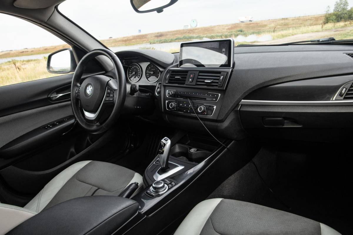 BMW 1 Serie BMW 1-serie 116i Business+ AUTOMAAT / CRUISE CONTROLE / BLACK LINE / AIRCO / CARPLAY / URBAN