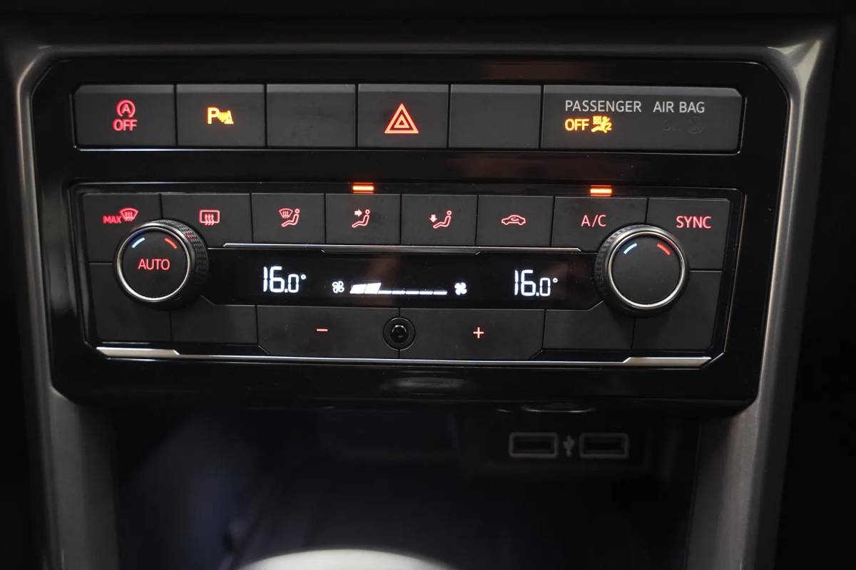 Volkswagen T-Cross Volkswagen T-Cross 1.0 TSI Style [ Navi Apple/Android Clima Adapt. cruise ]