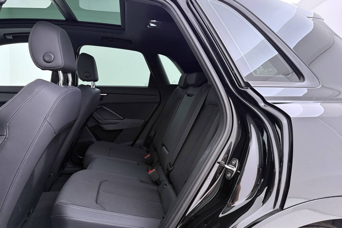 Audi Q3 Audi Q3 35 TFSI S-Line edition | Uitklap Trekhaak | Panoramadak | Sportstoelen | Stoelverwarming | Digital Cockpit | CarPlay |