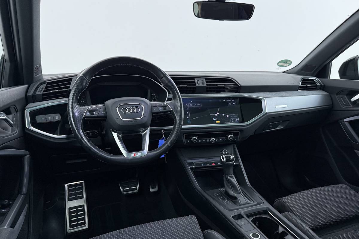 Audi Q3 Audi Q3 35 TFSI S-Line edition | Uitklap Trekhaak | Panoramadak | Sportstoelen | Stoelverwarming | Digital Cockpit | CarPlay |