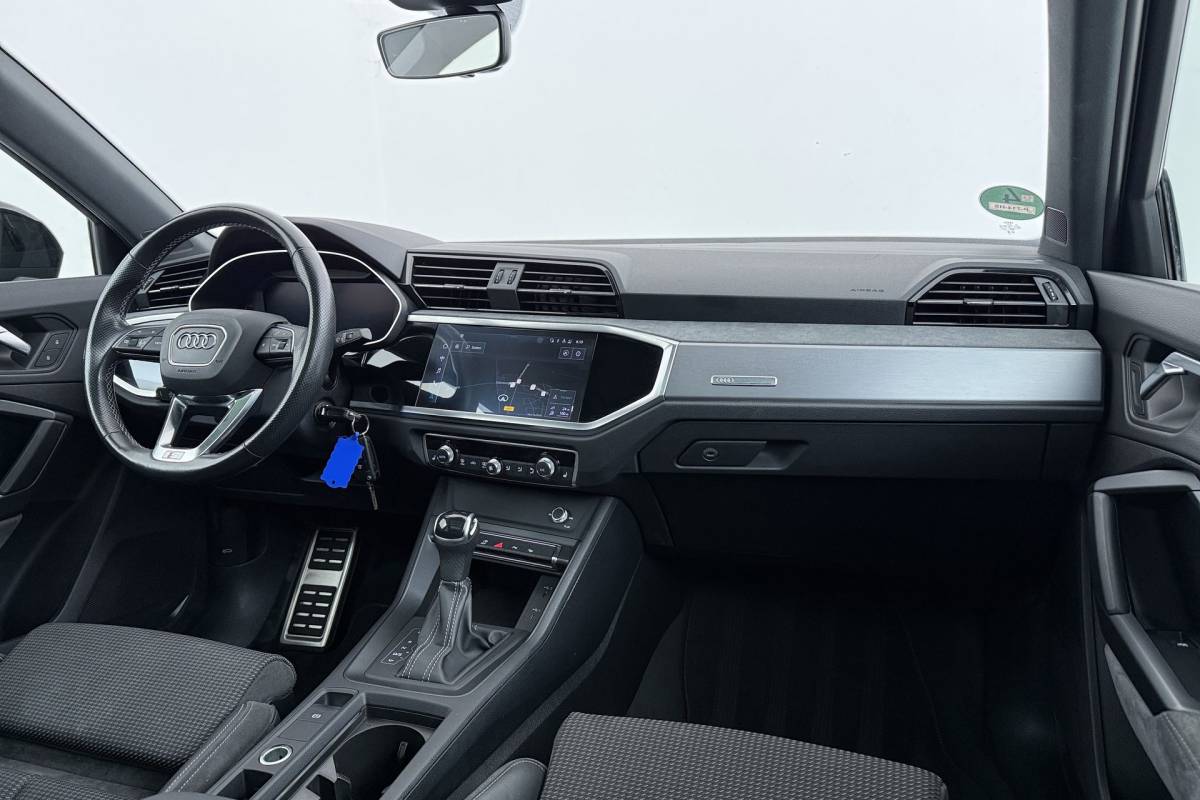 Audi Q3 Audi Q3 35 TFSI S-Line edition | Uitklap Trekhaak | Panoramadak | Sportstoelen | Stoelverwarming | Digital Cockpit | CarPlay |
