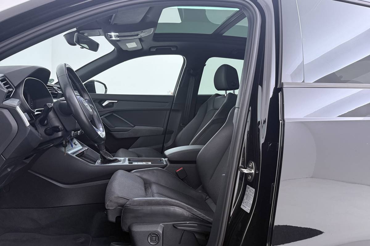 Audi Q3 Audi Q3 35 TFSI S-Line edition | Uitklap Trekhaak | Panoramadak | Sportstoelen | Stoelverwarming | Digital Cockpit | CarPlay |