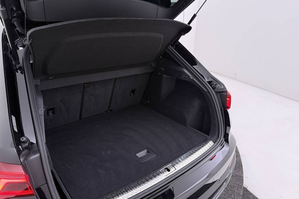 Audi Q3 Audi Q3 35 TFSI S-Line edition | Uitklap Trekhaak | Panoramadak | Sportstoelen | Stoelverwarming | Digital Cockpit | CarPlay |