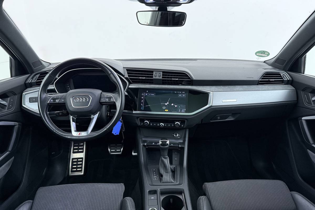 Audi Q3 Audi Q3 35 TFSI S-Line edition | Uitklap Trekhaak | Panoramadak | Sportstoelen | Stoelverwarming | Digital Cockpit | CarPlay |