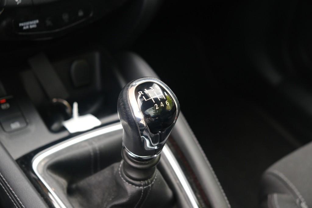 Nissan QASHQAI Nissan Qashqai 1.3 DIG-T 140pk N-Connecta | App Connect | Cruise | Climate | Panoramadak | Navi | Keyless | Camera | PDC