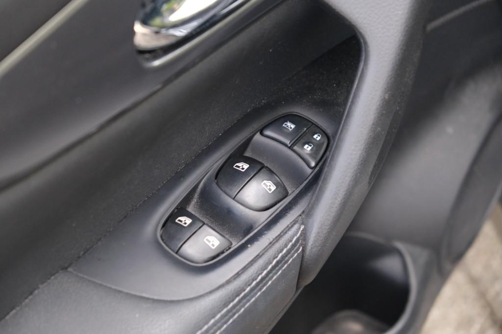 Nissan QASHQAI Nissan Qashqai 1.3 DIG-T 140pk N-Connecta | App Connect | Cruise | Climate | Panoramadak | Navi | Keyless | Camera | PDC