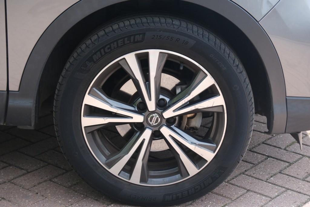 Nissan QASHQAI Nissan Qashqai 1.3 DIG-T 140pk N-Connecta | App Connect | Cruise | Climate | Panoramadak | Navi | Keyless | Camera | PDC