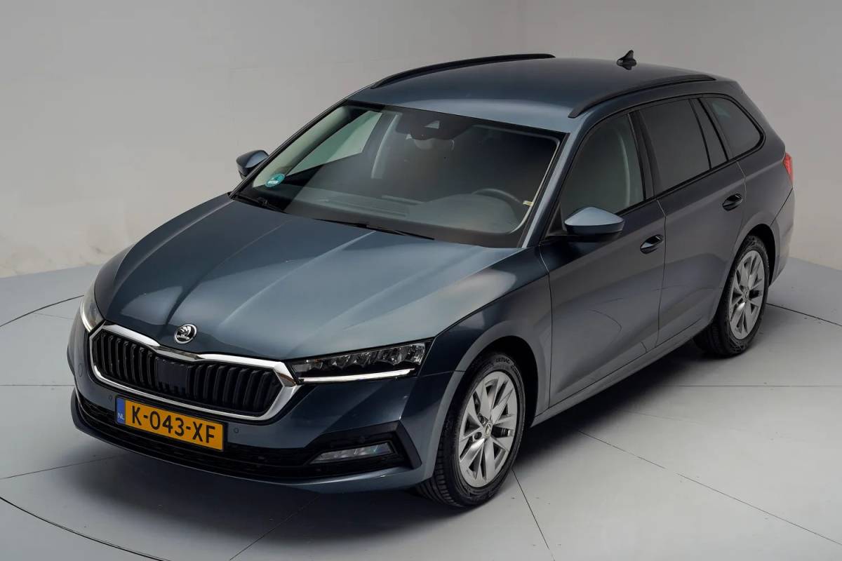 Škoda Octavia Skoda Octavia Combi 1.0 e-TSI Business Edition [ Apple CarPlay Cruise Control DAB+ ]
