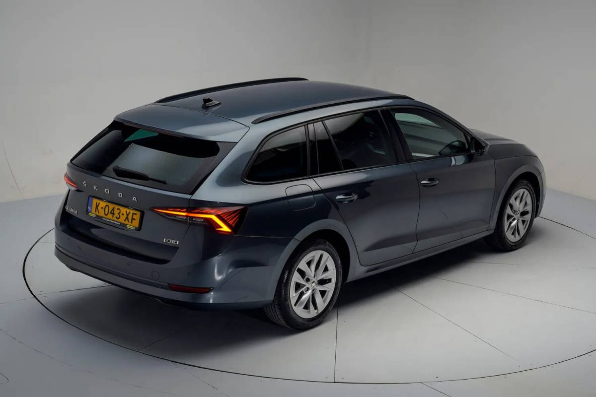 Škoda Octavia Skoda Octavia Combi 1.0 e-TSI Business Edition [ Apple CarPlay Cruise Control DAB+ ]