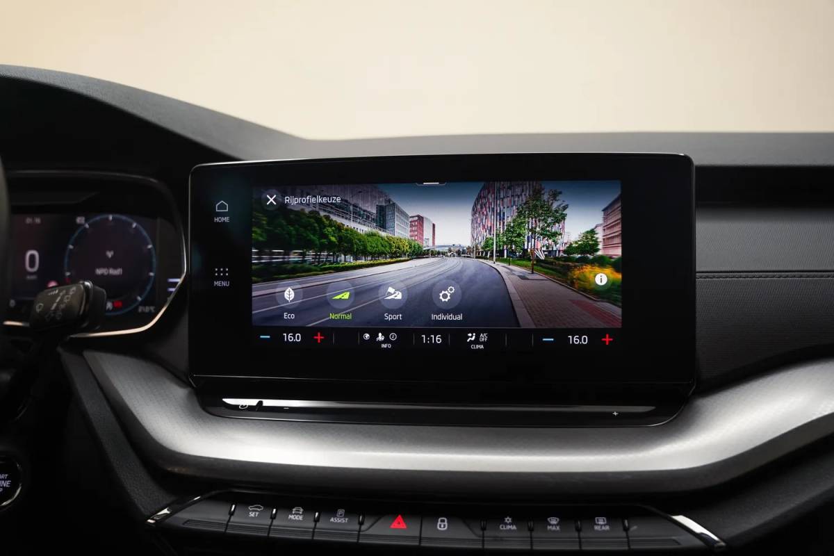 Škoda Octavia Skoda Octavia Combi 1.0 e-TSI Business Edition [ Apple CarPlay Cruise Control DAB+ ]