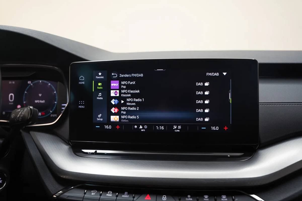 Škoda Octavia Skoda Octavia Combi 1.0 e-TSI Business Edition [ Apple CarPlay Cruise Control DAB+ ]