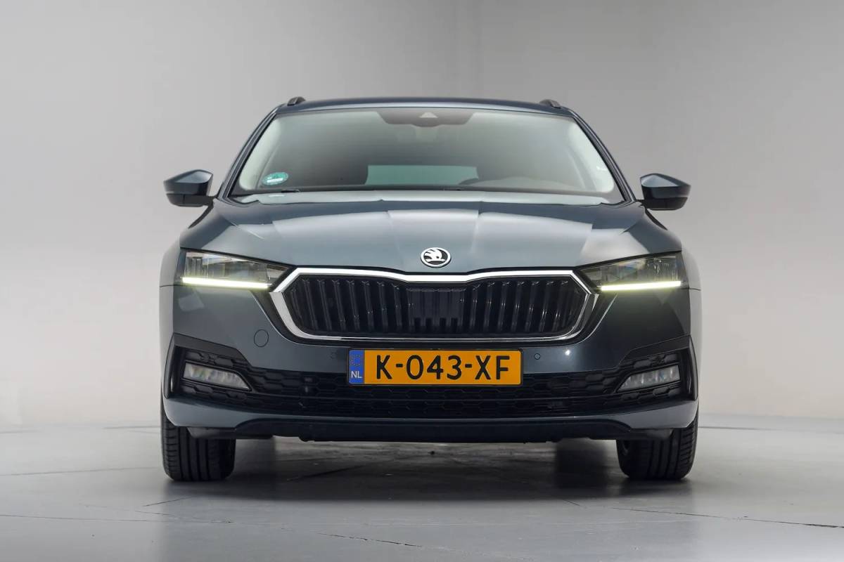Škoda Octavia Skoda Octavia Combi 1.0 e-TSI Business Edition [ Apple CarPlay Cruise Control DAB+ ]
